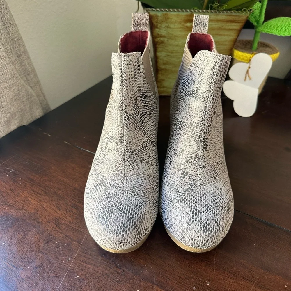 Toms Snake-Texture Light Gray Chelsea Booties